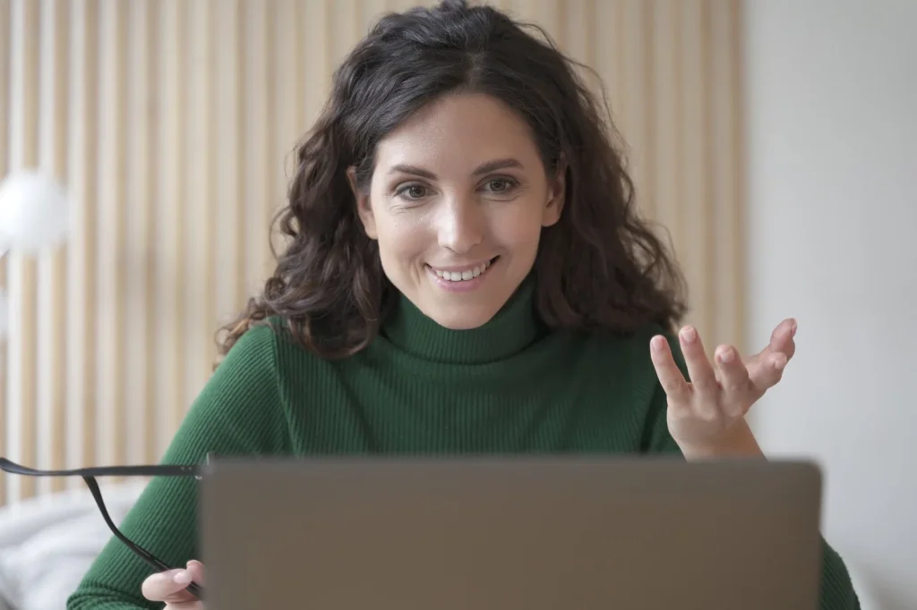 Unternehmerin im Videogespräch am Laptop
