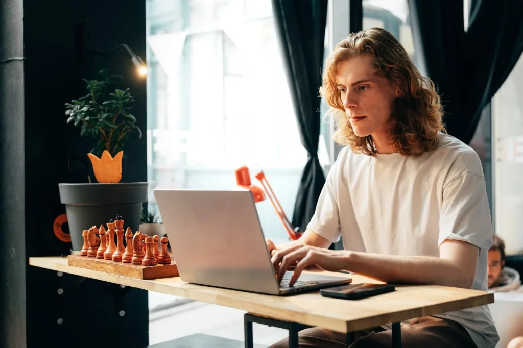 Mann arbeitet in einem Café am Laptop